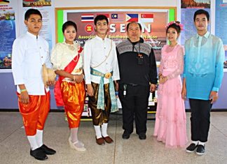 To help prepare Thai school children to understand the preparation for ASEAN economic integration in 2015, Sakun Suriyinthorn (3rd right) head teacher of Social Studies, Religion and Culture at Phothisamphan Pittayakhan School along with the Mattayom 6 created an ASEAN education room whereby students can use the educational facilities to learn languages, traditions and cultures of our future South East Asian partners.